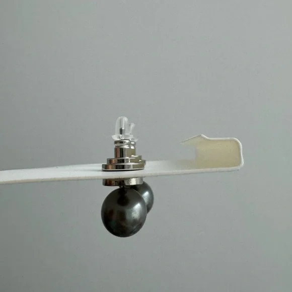 NEW Tory Burch Silver and Gray Pearl Drop Earrings - Picture 5 of 7